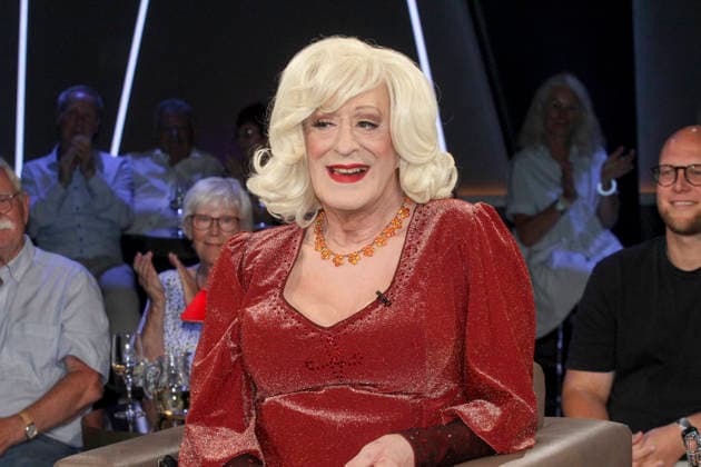 ABB TALKSHOW- Lilo Wanders - Ernst-Johann Ernie Reinhardt Schauspieler Travestiekuenstler zu Gast in der NDR Talkshow unter dem Motto 400 Jahre Reeperbahn-Spezial aus dem NDR 3 Studio am Freitag 21.AUGUST 2027 in Hamburg Aufzeichnung vom 01.07.2026 Hamburg Deutschland *** ABB TALK SHOW: Lilo Wanders, Ernst Johann, and Ernie Reinhardt—actors and drag performers—appear as guests on the NDR talk show titled 400 Years of the Reeperbahn Special, broadcast from the NDR 3 studio on Friday, August 21, 2027, in Hamburg. Recording from 01 0July 2026, Hamburg, Germany