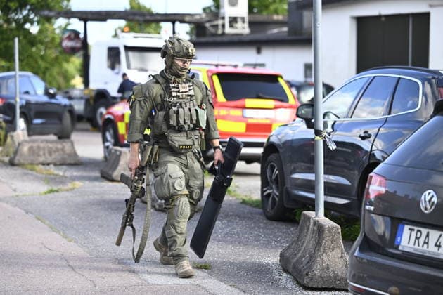 STOCKHOLM, SVERIGE 20260821 Polis och räddningstjänst pa plats med en större insats vid Brinellskolan i Fagersta efter att flera personer ska ha skadats av en man med svärd. STOCKHOLM SVERIGE x10080x *** STOCKHOLM, SWEDEN 20260821 Police and emergency responders are on the scene conducting a major operation at Brinell School in Fagersta after several people were reportedly injured by a man wielding a sword STOCKHOLM SWEDEN x10080x  Copyright: xFredrikxSandberg TTx POLISINSATS SKOLA FAGERSTA yrGzNL8Xf8U
