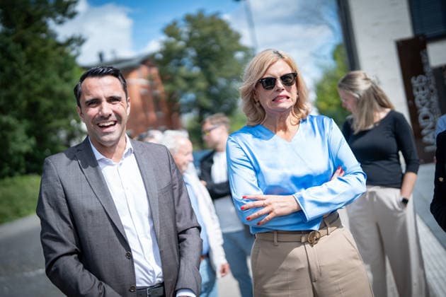 CDU-Spitzenkandidat Daniel Peters mit der Bundestagspräsidentin Julia Klöckner in der Innenstadt von Wismar;Wahlkampf in Wismar zur bevorstehenden Landtagswahl 2026 mit dem CDU-Spitzenkandidaten und der Bundestagspräsidentin, Wismar Mecklenburg-Vorpommern Deutschland Innenstadt, Altstadt *** CDU lead candidate Daniel Peters with Bundestag President Julia Klöckner in downtown Wismar; campaigning in Wismar for the upcoming 2026 state election with the CDU lead candidate and the Bundestag President; Wismar, Mecklenburg-Western Pomerania, Germany; downtown, Old Town