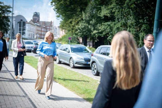 Bundestagspräsidentin Julia Klöckner in der Innenstadt von Wismar;Wahlkampf in Wismar zur bevorstehenden Landtagswahl 2026 mit dem CDU-Spitzenkandidaten und der Bundestagspräsidentin, Wismar Mecklenburg-Vorpommern Deutschland Innenstadt, Altstadt *** Bundestag President Julia Klöckner in downtown Wismar; campaign event in Wismar for the upcoming 2026 state election featuring the CDU s lead candidate and the Bundestag President; Wismar, Mecklenburg-Western Pomerania, Germany; downtown, Old Town