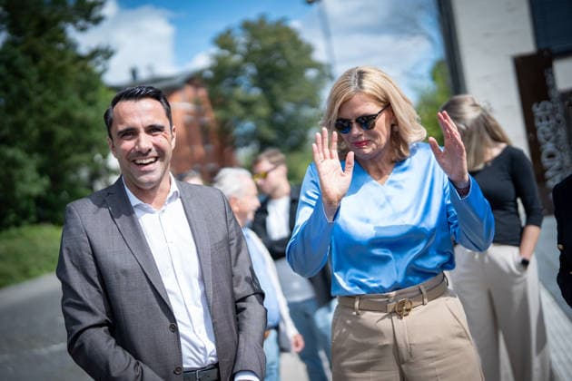 CDU-Spitzenkandidat Daniel Peters mit der Bundestagspräsidentin Julia Klöckner in der Innenstadt von Wismar;Wahlkampf in Wismar zur bevorstehenden Landtagswahl 2026 mit dem CDU-Spitzenkandidaten und der Bundestagspräsidentin, Wismar Mecklenburg-Vorpommern Deutschland Innenstadt, Altstadt *** CDU lead candidate Daniel Peters with Bundestag President Julia Klöckner in downtown Wismar; campaigning in Wismar for the upcoming 2026 state election with the CDU lead candidate and the Bundestag President; Wismar, Mecklenburg-Western Pomerania, Germany; downtown, Old Town