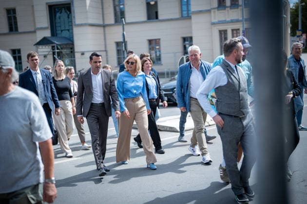 CDU-Spitzenkandidat Daniel Peters mit der Bundestagspräsidentin Julia Klöckner in der Innenstadt von Wismar;Wahlkampf in Wismar zur bevorstehenden Landtagswahl 2026 mit dem CDU-Spitzenkandidaten und der Bundestagspräsidentin, Wismar Mecklenburg-Vorpommern Deutschland Innenstadt, Altstadt *** CDU lead candidate Daniel Peters with Bundestag President Julia Klöckner in downtown Wismar; campaigning in Wismar for the upcoming 2026 state election with the CDU lead candidate and the Bundestag President; Wismar, Mecklenburg-Western Pomerania, Germany; downtown, Old Town