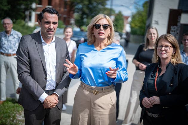 CDU-Spitzenkandidat Daniel Peters mit der Bundestagspräsidentin Julia Klöckner in der Innenstadt von Wismar;Wahlkampf in Wismar zur bevorstehenden Landtagswahl 2026 mit dem CDU-Spitzenkandidaten und der Bundestagspräsidentin, Wismar Mecklenburg-Vorpommern Deutschland Innenstadt, Altstadt *** CDU lead candidate Daniel Peters with Bundestag President Julia Klöckner in downtown Wismar; campaign event in Wismar ahead of the upcoming 2026 state election featuring the CDU lead candidate and the Bundestag President; Wismar, Mecklenburg-Western Pomerania, Germany; downtown, Old Town