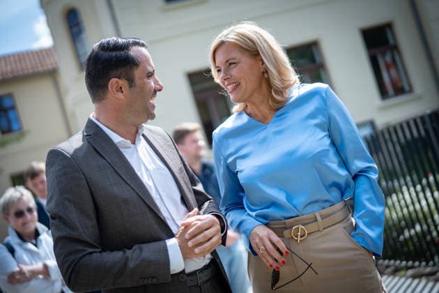 CDU-Spitzenkandidat Daniel Peters mit der Bundestagspräsidentin Julia Klöckner in der Innenstadt von Wismar;Wahlkampf in Wismar zur bevorstehenden Landtagswahl 2026 mit dem CDU-Spitzenkandidaten und der Bundestagspräsidentin, Wismar Mecklenburg-Vorpommern Deutschland Innenstadt, Altstadt *** CDU lead candidate Daniel Peters with Bundestag President Julia Klöckner in downtown Wismar; campaign event in Wismar ahead of the upcoming 2026 state election featuring the CDU lead candidate and the Bundestag President; Wismar, Mecklenburg-Western Pomerania, Germany; downtown, Old Town