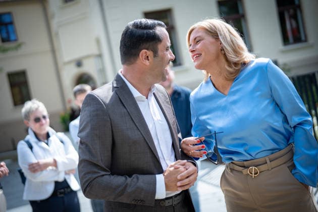 CDU-Spitzenkandidat Daniel Peters mit der Bundestagspräsidentin Julia Klöckner in der Innenstadt von Wismar;Wahlkampf in Wismar zur bevorstehenden Landtagswahl 2026 mit dem CDU-Spitzenkandidaten und der Bundestagspräsidentin, Wismar Mecklenburg-Vorpommern Deutschland Innenstadt, Altstadt *** CDU lead candidate Daniel Peters with Bundestag President Julia Klöckner in downtown Wismar; campaign event in Wismar ahead of the upcoming 2026 state election featuring the CDU lead candidate and the Bundestag President; Wismar, Mecklenburg-Western Pomerania, Germany; downtown, Old Town