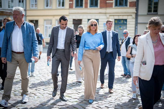 CDU-Spitzenkandidat Daniel Peters mit der Bundestagspräsidentin Julia Klöckner in der Innenstadt von Wismar;Wahlkampf in Wismar zur bevorstehenden Landtagswahl 2026 mit dem CDU-Spitzenkandidaten und der Bundestagspräsidentin, Wismar Mecklenburg-Vorpommern Deutschland Innenstadt, Altstadt *** CDU lead candidate Daniel Peters with Bundestag President Julia Klöckner in downtown Wismar; campaigning in Wismar for the upcoming 2026 state election with the CDU lead candidate and the Bundestag President; Wismar, Mecklenburg-Western Pomerania, Germany; downtown, Old Town