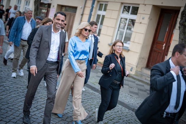 CDU-Spitzenkandidat Daniel Peters mit der Bundestagspräsidentin Julia Klöckner in der Innenstadt von Wismar;Wahlkampf in Wismar zur bevorstehenden Landtagswahl 2026 mit dem CDU-Spitzenkandidaten und der Bundestagspräsidentin, Wismar Mecklenburg-Vorpommern Deutschland Innenstadt, Altstadt *** CDU lead candidate Daniel Peters with Bundestag President Julia Klöckner in downtown Wismar; campaigning in Wismar for the upcoming 2026 state election with the CDU lead candidate and the Bundestag President; Wismar, Mecklenburg-Western Pomerania, Germany; downtown, Old Town