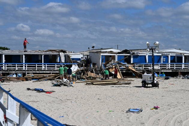 Tornado damage at Atlantic Beach in Long Island, New York NEW YORK, UNITED STATES - AUGUST 21: Emergency personnel and cleanup crews work amidst debris at the Sun and Surf Beach Club in Atlantic Beach, Long Island, New York, United States on August 21, 2026, following a rare tornado touchdown. The storm made landfall at approximately 7:11 p.m. on Thursday evening as a waterspout before moving ashore, destroying roughly 50 cabanas and tearing off roofs across the facility while nearly 100 people were present. Nassau County declared a state of emergency overnight as search teams swept the property, reporting only one minor injury, while the National Weather Service officially confirmed the tornadic event on Friday morning Kyle Mazza Anadolu  Copyright: x2026xAnadoluxKylexMazzax