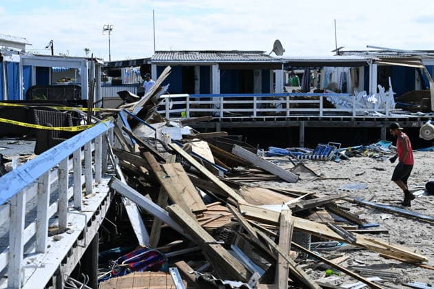 Tornado damage at Atlantic Beach in Long Island, New York NEW YORK, UNITED STATES - AUGUST 21: Emergency personnel and cleanup crews work amidst debris at the Sun and Surf Beach Club in Atlantic Beach, Long Island, New York, United States on August 21, 2026, following a rare tornado touchdown. The storm made landfall at approximately 7:11 p.m. on Thursday evening as a waterspout before moving ashore, destroying roughly 50 cabanas and tearing off roofs across the facility while nearly 100 people were present. Nassau County declared a state of emergency overnight as search teams swept the property, reporting only one minor injury, while the National Weather Service officially confirmed the tornadic event on Friday morning Kyle Mazza Anadolu  Copyright: x2026xAnadoluxKylexMazzax