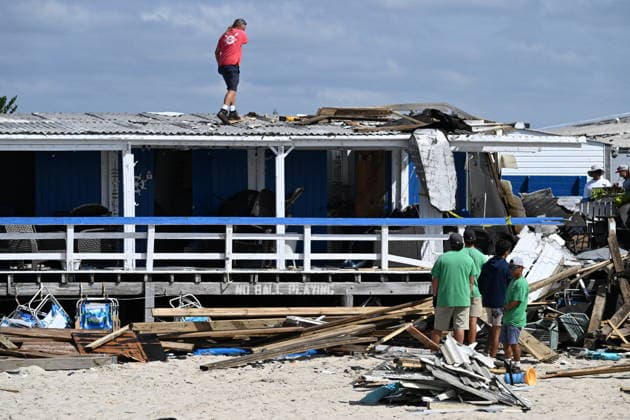 Tornado damage at Atlantic Beach in Long Island, New York NEW YORK, UNITED STATES - AUGUST 21: Emergency personnel and cleanup crews work amidst debris at the Sun and Surf Beach Club in Atlantic Beach, Long Island, New York, United States on August 21, 2026, following a rare tornado touchdown. The storm made landfall at approximately 7:11 p.m. on Thursday evening as a waterspout before moving ashore, destroying roughly 50 cabanas and tearing off roofs across the facility while nearly 100 people were present. Nassau County declared a state of emergency overnight as search teams swept the property, reporting only one minor injury, while the National Weather Service officially confirmed the tornadic event on Friday morning Kyle Mazza Anadolu  Copyright: x2026xAnadoluxKylexMazzax