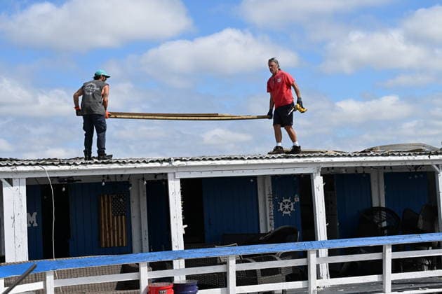 Tornado damage at Atlantic Beach in Long Island, New York NEW YORK, UNITED STATES - AUGUST 21: Emergency personnel and cleanup crews work amidst debris at the Sun and Surf Beach Club in Atlantic Beach, Long Island, New York, United States on August 21, 2026, following a rare tornado touchdown. The storm made landfall at approximately 7:11 p.m. on Thursday evening as a waterspout before moving ashore, destroying roughly 50 cabanas and tearing off roofs across the facility while nearly 100 people were present. Nassau County declared a state of emergency overnight as search teams swept the property, reporting only one minor injury, while the National Weather Service officially confirmed the tornadic event on Friday morning Kyle Mazza Anadolu  Copyright: x2026xAnadoluxKylexMazzax