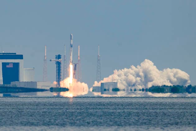 August 21, 2026, Cape Canaveral, Florida, USA: A SpaceX Falcon 9 rocket carrying 29 Starlink satellites, lifts off from Space Launch Complex-40 at Cape Canaveral Space Force Station, Florida, at 11:14 a.m. EDT on Aug. 21, 2026. Cape Canaveral USA - ZUMAb268 20260821_znp_b268_005 Copyright: xJenniferxBriggsx