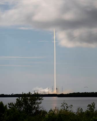 A time exposure as viewed from the Complex 39 viewing site, SpaceX launches the Falcon 9 rocket carrying an additional 29 Starlink satellites on mission 10-39 at at 11:14 AM from Launch Complex 40 at the Cape Canaveral Space Force Station, Florida on Friday August 21, 2026.  CCP20260821001 JOExMARINO