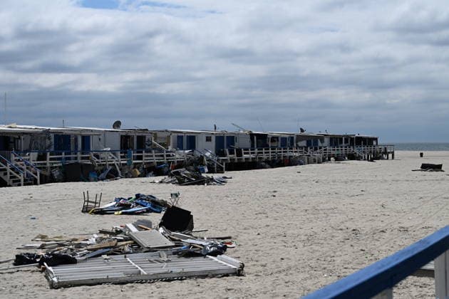 Tornado damage at Atlantic Beach in Long Island, New York NEW YORK, UNITED STATES - AUGUST 21: Cleanup efforts ongoing after tornado struck Atlantic Beach in Long Island, New York, United States on Friday, August 21, 2026. Cleanup efforts are underway after a tornado struck Atlantic Beach on Long Island Thursday evening. The state of emergency put in place following the tornado in Nassau County was lifted Friday morning. The National Weather Service confirmed the tornado in a statement Friday morning. The tornado hit the Sun and Surf Beach Club at around 7:11 Thursday night. The place was packed with about 100 people at the time. There were no serious injuries. Kyle Mazza Anadolu New York United States. Editorial use only. Please get in t  Copyright: x2026xAnadoluxKylexMazzax