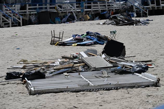 Tornado damage at Atlantic Beach in Long Island, New York NEW YORK, UNITED STATES - AUGUST 21: Cleanup efforts ongoing after tornado struck Atlantic Beach in Long Island, New York, United States on Friday, August 21, 2026. Cleanup efforts are underway after a tornado struck Atlantic Beach on Long Island Thursday evening. The state of emergency put in place following the tornado in Nassau County was lifted Friday morning. The National Weather Service confirmed the tornado in a statement Friday morning. The tornado hit the Sun and Surf Beach Club at around 7:11 Thursday night. The place was packed with about 100 people at the time. There were no serious injuries. Kyle Mazza Anadolu New York United States. Editorial use only. Please get in t  Copyright: x2026xAnadoluxKylexMazzax
