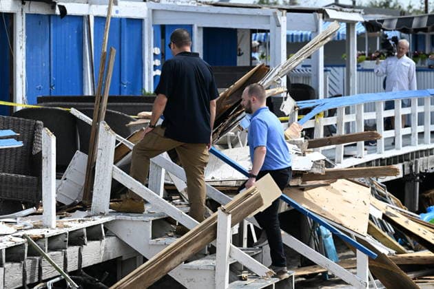Tornado damage at Atlantic Beach in Long Island, New York NEW YORK, UNITED STATES - AUGUST 21: Cleanup efforts ongoing after tornado struck Atlantic Beach in Long Island, New York, United States on Friday, August 21, 2026. Cleanup efforts are underway after a tornado struck Atlantic Beach on Long Island Thursday evening. The state of emergency put in place following the tornado in Nassau County was lifted Friday morning. The National Weather Service confirmed the tornado in a statement Friday morning. The tornado hit the Sun and Surf Beach Club at around 7:11 Thursday night. The place was packed with about 100 people at the time. There were no serious injuries. Kyle Mazza Anadolu New York United States. Editorial use only. Please get in t  Copyright: x2026xAnadoluxKylexMazzax