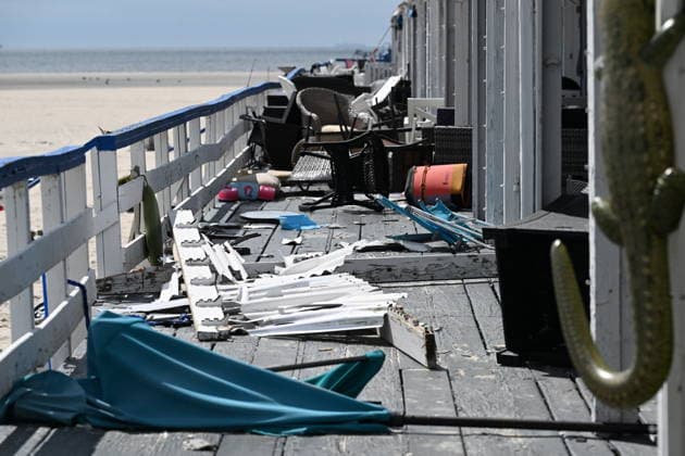 Tornado damage at Atlantic Beach in Long Island, New York NEW YORK, UNITED STATES - AUGUST 21: Cleanup efforts ongoing after tornado struck Atlantic Beach in Long Island, New York, United States on Friday, August 21, 2026. Cleanup efforts are underway after a tornado struck Atlantic Beach on Long Island Thursday evening. The state of emergency put in place following the tornado in Nassau County was lifted Friday morning. The National Weather Service confirmed the tornado in a statement Friday morning. The tornado hit the Sun and Surf Beach Club at around 7:11 Thursday night. The place was packed with about 100 people at the time. There were no serious injuries. Kyle Mazza Anadolu New York United States. Editorial use only. Please get in t  Copyright: x2026xAnadoluxKylexMazzax