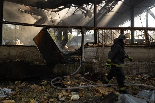 Aftermath of Russian drone attack in Kramatorsk, Ukraine KRAMATORSK, UKRAINE - AUGUST 21: A firefighter works at a fire at a warehouse following a Russian drone strike in Kramatorsk, Ukraine, on August 21, 2026. Francisco Richart Anadolu Donetsk Oblast Ukraine. Editorial use only. Please get in touch for any other usage.  Copyright: x2026xAnadoluxFranciscoxRichartx