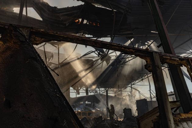 Aftermath of Russian drone attack in Kramatorsk, Ukraine KRAMATORSK, UKRAINE - AUGUST 21: A firefighter works at a fire at a warehouse following a Russian drone strike in Kramatorsk, Ukraine, on August 21, 2026. Francisco Richart Anadolu Donetsk Oblast Ukraine. Editorial use only. Please get in touch for any other usage.  Copyright: x2026xAnadoluxFranciscoxRichartx