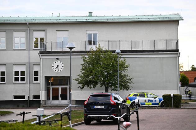 FAGERSTA, SWEDEN 20260821 Police and rescue services on site with a major operation at Brinellskolan in Fagersta after several people were reportedly injured by a man with a sword, in Fagersta, Sweden on august 21, 2026. FAGERSTA SWEDEN x10080x *** FAGERSTA, SWEDEN 20260821 Police and emergency services are on the scene conducting a major operation at Brinellskolan in Fagersta after several people were reportedly injured by a man wielding a sword in Fagersta, Sweden, on August 21, 2026 FAGERSTA SWEDEN x10080x  Copyright: xFredrikxSandberg TTx SCHOOL ATTACK SWEDEN FAGERSTA GiUfAAXR5Ek