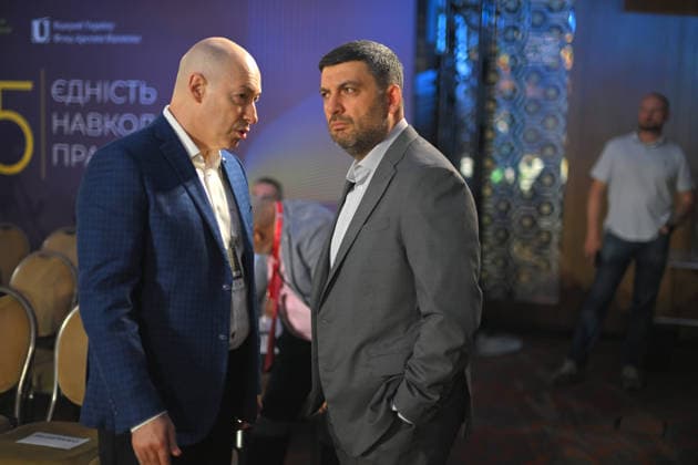 Ukrainian journalist and founder of the GORDON online publication Dmytro Gordon (L) talks with Ukrainian politician, entrepreneur and former Ukrainian Prime Minister Volodymyr Groysman on the sidelines of the 35 Years of Restored Independence: Unity Around the Flag National Roundtable, organised by the Kyiv Security Forum, ahead of Ukraine’s 35th Independence Day, Kyiv, Ukraine, August 21, 2026. (Photo by Yevhen Kotenko Ukrinform) National roundtable marking 35 years of Ukraine’s independence  Copyright: xYevhenxKotenkox