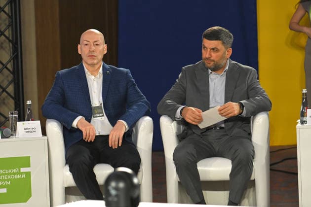 Ukrainian journalist and founder of the GORDON online publication Dmytro Gordon (L) and Ukrainian politician, entrepreneur and former Ukrainian Prime Minister Volodymyr Groysman participate in the 35 Years of Restored Independence: Unity Around the Flag National Roundtable, organised by the Kyiv Security Forum, ahead of Ukraine’s 35th Independence Day, Kyiv, Ukraine, August 21, 2026. (Photo by Yevhen Kotenko Ukrinform) National roundtable marking 35 years of Ukraine’s independence  Copyright: xYevhenxKotenkox