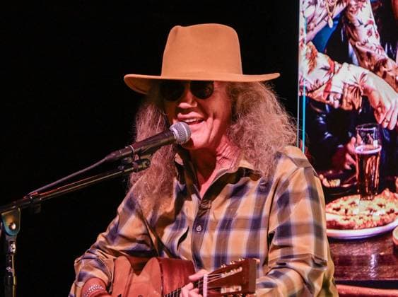EXCLUSIVE: Las Vegas Songwriters Festival 2026 - Day 2 EXCLUSIVE: Billy Montana, Eric Paslay and Earl Bud Lee perform during the Las Vegas Songwriters Festival 2026 at Mandalay Bay Resort & Casino. 21 Aug 2026 Pictured: Earl Bud Lee.  Copyright: xThexMegaxAgencyxMBS MEGAx