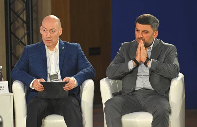 Ukrainian journalist and founder of the GORDON online publication Dmytro Gordon (L) and Ukrainian politician, entrepreneur and former Ukrainian Prime Minister Volodymyr Groysman participate in the 35 Years of Restored Independence: Unity Around the Flag National Roundtable, organised by the Kyiv Security Forum, ahead of Ukraine’s 35th Independence Day, Kyiv, Ukraine, August 21, 2026. (Photo by Yevhen Kotenko Ukrinform) National roundtable marking 35 years of Ukraine’s independence  Copyright: xYevhenxKotenkox