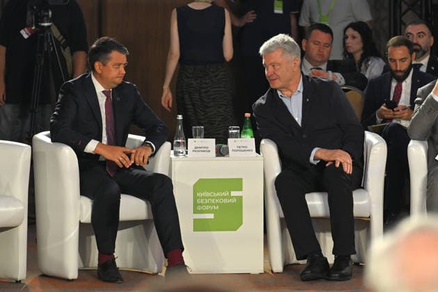 Former Speaker of the Ukrainian Parliament, MP Dmytro Razumkov (L) and European Solidarity Party leader and Fifth President of Ukraine Petro Poroshenko attend the 35 Years of Restored Independence: Unity Around the Flag National Roundtable, organised by the Kyiv Security Forum, ahead of Ukraine’s 35th Independence Day, Kyiv, Ukraine, August 21, 2026. (Photo by Yevhen Kotenko Ukrinform) National roundtable marking 35 years of Ukraine’s independence  Copyright: xYevhenxKotenkox
