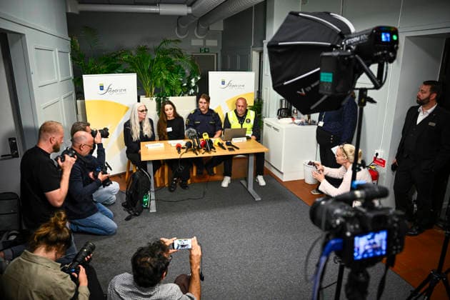 FAGERSTA, SVERIGE 20260821 Kommunstyrelsens ordförande Asa-Märta Sjöström, kommundirektör Karilina Berglund, polisens presstalesperson Magnus Jansson Klarin och lolklaomradeschef Tommy Alriksson da Fagersta kommun och polisen haller pressträff med anledning av skoldadet mot Brinellskolan tidigare under dagen, där flera personer ska ha skadats av en man med svärd. FAGERSTA SVERIGE x10080x *** FAGERSTA, SWEDEN, August 21, 2026: Asa Märta Sjöström, Chair of the Municipal Executive Board; Karilina Berglund, Municipal Director; Police Press Spokesperson Magnus Jansson Klarin, and Civil Defense Director Tommy Alriksson, of Fagersta Municipality and the police, held a press conference regarding the school attack on Brinell School ea  Copyright: xFredrikxSandberg TTx POLISINSATS SKOLA FAGERSTA 1I5Kx_7dgTw