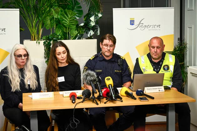 FAGERSTA, SVERIGE 20260821 Kommunstyrelsens ordförande Asa-Märta Sjöström, kommundirektör Karilina Berglund, polisens presstalesperson Magnus Jansson Klarin och lolklaomradeschef Tommy Alriksson da Fagersta kommun och polisen haller pressträff med anledning av skoldadet mot Brinellskolan tidigare under dagen, där flera personer ska ha skadats av en man med svärd. FAGERSTA SVERIGE x10080x *** FAGERSTA, SWEDEN, August 21, 2026: Asa Märta Sjöström, Chair of the Municipal Executive Board; Karilina Berglund, Municipal Director; Police Press Spokesperson Magnus Jansson Klarin, and Civil Defense Director Tommy Alriksson, of Fagersta Municipality and the police, held a press conference regarding the school attack on Brinell School ea  Copyright: xFredrikxSandberg TTx POLISINSATS SKOLA FAGERSTA KaJKpoXlO8w