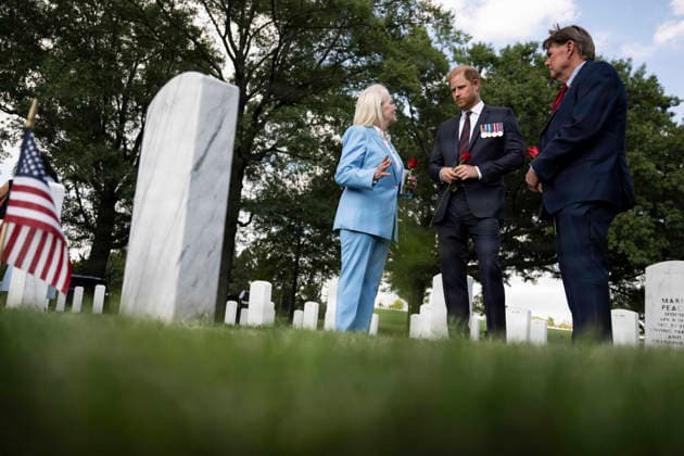 August 21, 2026, Arlington, Va, United States of America: BritainÃ¢â‚¬â ¢s Prince Harry, speaks with Mark and Karen Zook at the gravesite of their son, U.S. Marine Corps Ian Zook, at Section 60, of Arlington National Cemetery, August 19, 2026 in Arlington, Virginia. Section 60 is the burial ground for service members killed in Afghanistan and Iraq. Arlington United States of America - ZUMAp138 20260821_zaa_p138_003 Copyright: xElizabethxFraser U.S.xArmyx