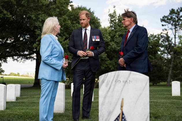 August 21, 2026, Arlington, Va, United States of America: BritainÃ¢â‚¬â ¢s Prince Harry, speaks with Mark and Karen Zook at the gravesite of their son, U.S. Marine Corps Ian Zook, at Section 60, of Arlington National Cemetery, August 19, 2026 in Arlington, Virginia. Section 60 is the burial ground for service members killed in Afghanistan and Iraq. Arlington United States of America - ZUMAp138 20260821_zaa_p138_004 Copyright: xElizabethxFraser U.S.xArmyx