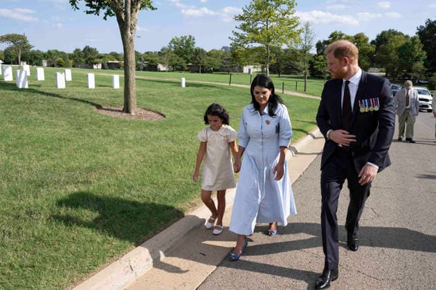 August 21, 2026, Arlington, Va, United States of America: BritainÃ¢â‚¬â ¢s Prince Harry, Sarah Verardo and Verardo s daughter walk to visit the gravesite of her husband, U.S. Army Sgt. Michael Verardo, in Section 57, of Arlington National Cemetery, August 19, 2026 in Arlington, Virginia. Section 60 is the burial ground for service members killed in Afghanistan and Iraq. Arlington United States of America - ZUMAp138 20260821_zaa_p138_008 Copyright: xElizabethxFraser U.S.xArmyx