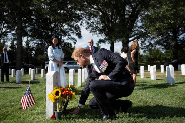 August 21, 2026, Arlington, Va, United States of America: BritainÃ¢â‚¬â ¢s Prince Harry, places a rose at the gravesite of U.S. Army Staff Sgt. James Moriarty, in Section 60 of Arlington National Cemetery, August 19, 2026 in Arlington, Virginia. Section 60 is the burial ground for service members killed in Afghanistan and Iraq. Arlington United States of America - ZUMAp138 20260821_zaa_p138_009 Copyright: xElizabethxFraser U.S.xArmyx