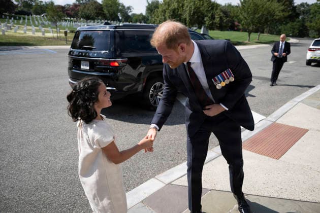 August 21, 2026, Arlington, Va, United States of America: BritainÃ¢â‚¬â ¢s Prince Harry, greets a young girl during a visit to pay his respects to fallen soldiers at Section 60 of Arlington National Cemetery, August 19, 2026 in Arlington, Virginia. Section 60 is the burial ground for service members killed in Afghanistan and Iraq. Arlington United States of America - ZUMAp138 20260821_zaa_p138_010 Copyright: xElizabethxFraser U.S.xArmyx