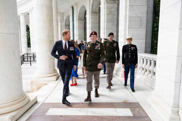August 21, 2026, Arlington, Va, United States of America: BritainÃ¢â‚¬â ¢s Prince Harry, left, walks with U.S. Army Master Sgt. Colton Smith, U.S. Marine Corps Reserve Maj. Brie Burgett and U.S. Army Chief Warrant Officer 3 Marko Choma through the Memorial Amphitheater before taking part in a public Wreath-Laying Ceremony at the Tomb of the Unknown Soldier at Arlington National Cemetery, August 19, 2026 in Arlington, Virginia. Arlington United States of America - ZUMAp138 20260821_zaa_p138_006 Copyright: xElizabethxFraser U.S.xArmyx