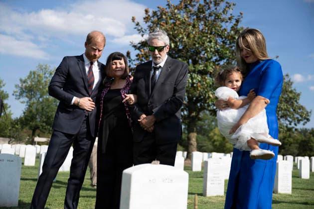 August 21, 2026, Arlington, Va, United States of America: BritainÃ¢â‚¬â ¢s Prince Harry, comforts members of the Horton family during a visit to the gravesite of U.S. Army Spc. Christopher Horton, in Section 60, of Arlington National Cemetery, August 19, 2026 in Arlington, Virginia. Section 60 is the burial ground for service members killed in Afghanistan and Iraq. Arlington United States of America - ZUMAp138 20260821_zaa_p138_016 Copyright: xElizabethxFraser U.S.xArmyx