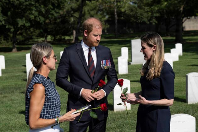 August 21, 2026, Arlington, Va, United States of America: BritainÃ¢â‚¬â ¢s Prince Harry, speaks with Melissa and Becky Moriarty at the gravesite of their brother, U.S. Army Staff Sgt. James Moriarty, in Section 60 of Arlington National Cemetery, August 19, 2026 in Arlington, Virginia. Section 60 is the burial ground for service members killed in Afghanistan and Iraq. Arlington United States of America - ZUMAp138 20260821_zaa_p138_013 Copyright: xElizabethxFraser U.S.xArmyx