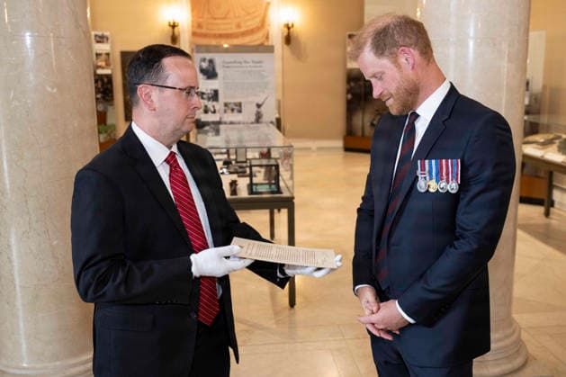 August 21, 2026, Arlington, Va, United States of America: U.S Army National Military Cemeteries Historian Tim Frank, left, shows BritainÃ¢â‚¬â ¢s Prince Harry, the citation that accompanied the Victoria Cross presented to the U.S. WWI Unknown Soldier in 1921, in the Memorial Amphitheater Display Room before taking part in a public Wreath-Laying Ceremony at Arlington National Cemetery, August 19, 2026 in Arlington, Virginia. Arlington United States of America - ZUMAp138 20260821_zaa_p138_017 Copyright: xElizabethxFraser U.S.xArmyx
