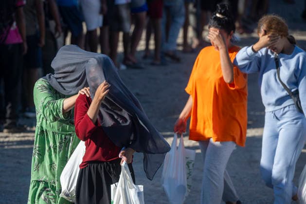 The humanitarian crisis in Ceuta continues. Several migrants on a beach, August 21, 2026, in Ceuta, Spain. Ceuta continues to face a serious humanitarian crisis following the historic mass influx of more than 70,000 migrants who swam across the Tarajal Strait on July 30 and 31. Although the current police deployment and border reinforcement by Moroccan authorities have managed to stem the influx, the autonomous city continues to face a serious humanitarian, public health, and security crisis. AUGUST 21, 2026 TRAMPOLÍN BEACH MIGRANTS IMMIGRANTS Ceuta Ceuta, Spain  Copyright: xMarcosxMorenox 7724931