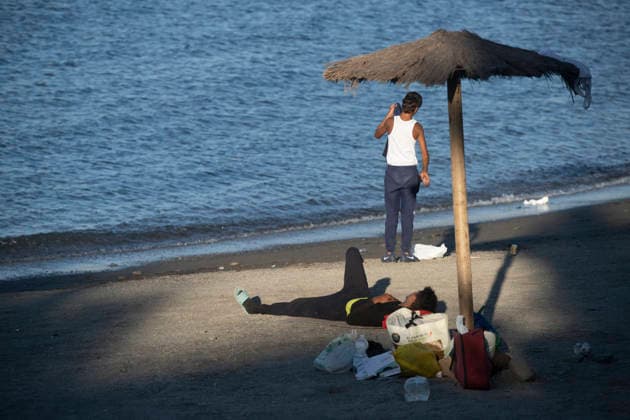 The humanitarian crisis in Ceuta continues. Several migrants on a beach, August 21, 2026, in Ceuta, Spain. Ceuta continues to face a serious humanitarian crisis following the historic mass influx of more than 70,000 migrants who swam across the Tarajal Strait on July 30 and 31. Although the current police deployment and border reinforcement by Moroccan authorities have managed to stem the influx, the autonomous city continues to face a serious humanitarian, public health, and security crisis. AUGUST 21, 2026 TRAMPOLÍN BEACH MIGRANTS IMMIGRANTS Ceuta Ceuta, Spain  Copyright: xMarcosxMorenox 7724936