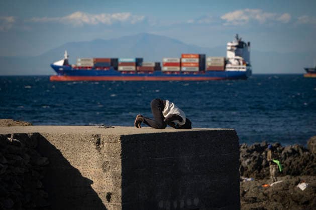 The humanitarian crisis in Ceuta continues. A migrant prays on a beach on August 21, 2026, in Ceuta, Spain. Ceuta continues to face a serious humanitarian crisis following the historic mass influx of more than 70,000 migrants who swam across the Tarajal on July 30 and 31. Although the police deployment and border reinforcement by by Moroccan authorities have succeeded in curbing the influx, the autonomous city continues to face a serious humanitarian crisis, health, and security crises. AUGUST 21, 2026 TRAMPOLÍN BEACH MIGRANTS IMMIGRANTS RED CROSS MIGRATION CRISIS Ceuta Ceuta, Spain  Copyright: xMarcosxMorenox 7724974