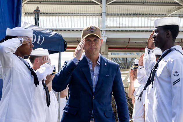 August 21, 2026, Panama City, Panama: U.S. Defense Secretary Pete Hegseth, salutes Navy side boys when coming aboard the Arleigh Burke-class guided-missile destroyer USS Gridley pier side during the PANAMAX 2026 multi-national military exercise, August 13, 2026 in Panama City, Panama. Panama City Panama - ZUMAp138 20260821_zaa_p138_022 Copyright: xPo1xAmberxGibson UsxNavyx