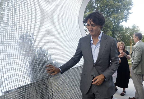 August 21, 2026, Ottawa, On, CANADA: Former prime minister Justin Trudeau touches Thunderhead, the 2SLGBTQI+ National Monument, following its opening ceremony in Ottawa, Friday, Aug. 21, 2026. Ottawa CANADA  - ZUMAc35_ 20260821_zaf_c35_076 Copyright: xPatrickxDoylex