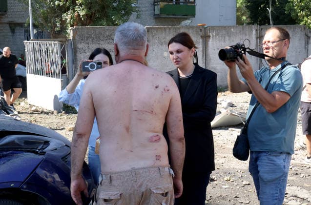RECORD DATE NOT STATED An injured local resident with shrapnel wounds and abrasions on his back speaks to journalists in Kyiv’s Solomianskyi district following an overnight Russian attack on the capital, Ukraine, on August 20, 2026. Eight people were killed in the district as a result of Russia’s overnight massive combined attack. At least 16 multi-storey residential buildings were damaged, including a nine-storey building whose upper floors were destroyed, as well as a school, a kindergarten and premises of a children’s hospital. State Emergency Service rescuers and municipal workers are dismantling hazardous structures and clearing debris at the impact sites. An emergency assistance centre has been set up for those affected (Photo by Pavlo Bahmut Ukrinform) Aft  Copyright: xPavloxBahmutx