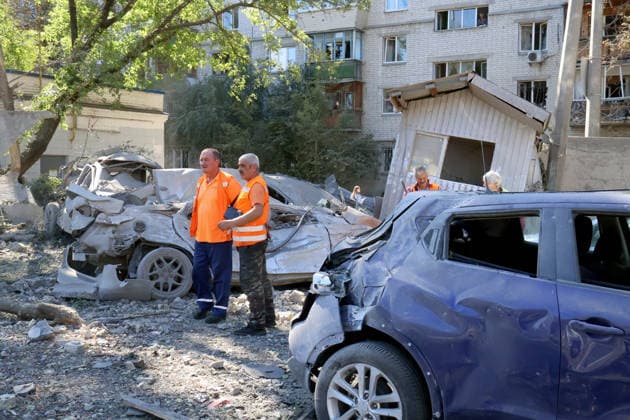 RECORD DATE NOT STATED Damaged civilian cars in the courtyard of a multi-storey residential building following a Russian missile attack in Kyiv’s Solomianskyi district, Ukraine, on August 20, 2026. Eight people were killed in the district as a result of Russia’s overnight massive combined attack. At least 16 multi-storey residential buildings were damaged, including a nine-storey building whose upper floors were destroyed, as well as a school, a kindergarten and premises of a children’s hospital. State Emergency Service rescuers and municipal workers are dismantling hazardous structures and clearing debris at the impact sites. An emergency assistance centre has been set up for those affected (Photo by Pavlo Bahmut Ukrinform) Aftermath of Russian strike in Solomia  Copyright: xPavloxBahmutx