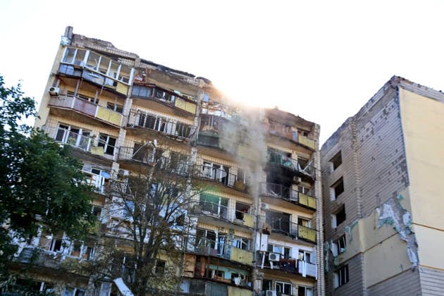 RECORD DATE NOT STATED A multi-storey residential building damaged in an overnight Russian attack in Kyiv’s Solomianskyi district, Ukraine, on August 20, 2026. Eight people were killed in the district as a result of Russia’s overnight massive combined attack. At least 16 multi-storey residential buildings were damaged, including a nine-storey building whose upper floors were destroyed, as well as a school, a kindergarten and premises of a children’s hospital. State Emergency Service rescuers and municipal workers are dismantling hazardous structures and clearing debris at the impact sites. An emergency assistance centre has been set up for those affected (Photo by Pavlo Bahmut Ukrinform) Aftermath of Russian strike in Solomianskyi district of Kyiv  Copyright: xPavloxBahmutx
