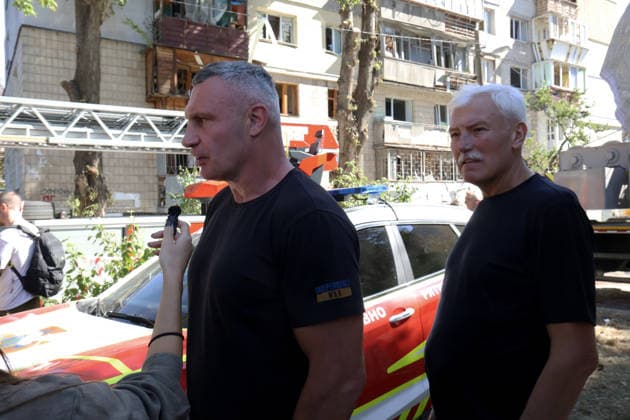 RECORD DATE NOT STATED Kyiv Mayor Vitali Klitschko (L) visits the site of response efforts following an overnight Russian attack in the capital’s Solomianskyi district, Kyiv, Ukraine, on August 20, 2026. Eight people were killed in the district as a result of Russia’s overnight massive combined attack. At least 16 multi-storey residential buildings were damaged, including a nine-storey building whose upper floors were destroyed, as well as a school, a kindergarten and premises of a children’s hospital. State Emergency Service rescuers and municipal workers are dismantling hazardous structures and clearing debris at the impact sites. An emergency assistance centre has been set up for those affected (Photo by Pavlo Bahmut Ukrinform) Aftermath of Russian strike in S  Copyright: xPavloxBahmutx