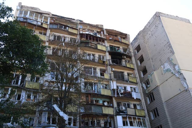 RECORD DATE NOT STATED A multi-storey residential building damaged in an overnight Russian attack in Kyiv’s Solomianskyi district, Ukraine, on August 20, 2026. Eight people were killed in the district as a result of Russia’s overnight massive combined attack. At least 16 multi-storey residential buildings were damaged, including a nine-storey building whose upper floors were destroyed, as well as a school, a kindergarten and premises of a children’s hospital. State Emergency Service rescuers and municipal workers are dismantling hazardous structures and clearing debris at the impact sites. An emergency assistance centre has been set up for those affected (Photo by Pavlo Bahmut Ukrinform) Aftermath of Russian strike in Solomianskyi district of Kyiv  Copyright: xPavloxBahmutx